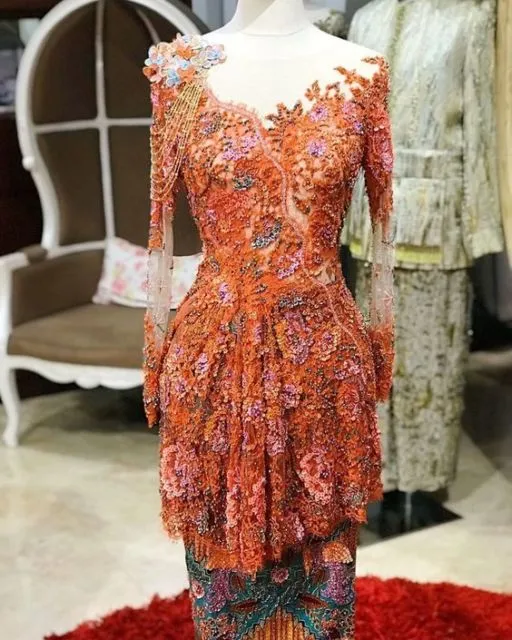 9 Ide Kebaya Lokal Bermotif Bunga 3D; Cantik dan Elegannya Lebih Nyata! 12
