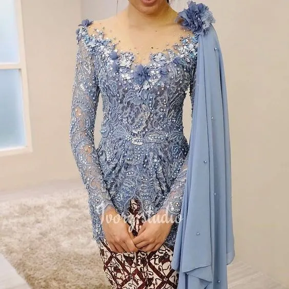 9 Ide Kebaya Lokal Bermotif Bunga 3D; Cantik dan Elegannya Lebih Nyata! 15