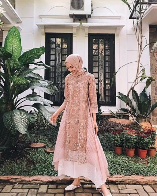 9 Kebaya Percampuran Kain yang Cantik Banget Buat Wisuda Hingga Lamaran. Unik tapi Elegan! 13