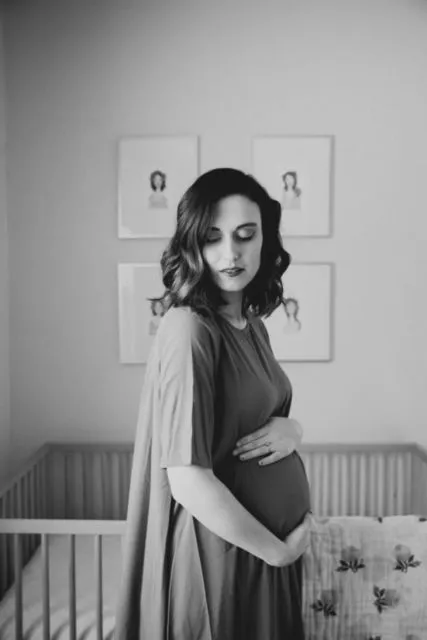 7 Foto Kehamilan Bergaya Santai yang Bisa Mama Lakukan di Rumah. Modal Kamera Sendiri, Bisa~ 10