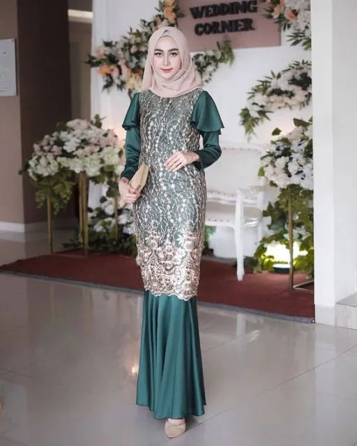 9 Kebaya Percampuran Kain yang Cantik Banget Buat Wisuda Hingga Lamaran. Unik tapi Elegan! 14