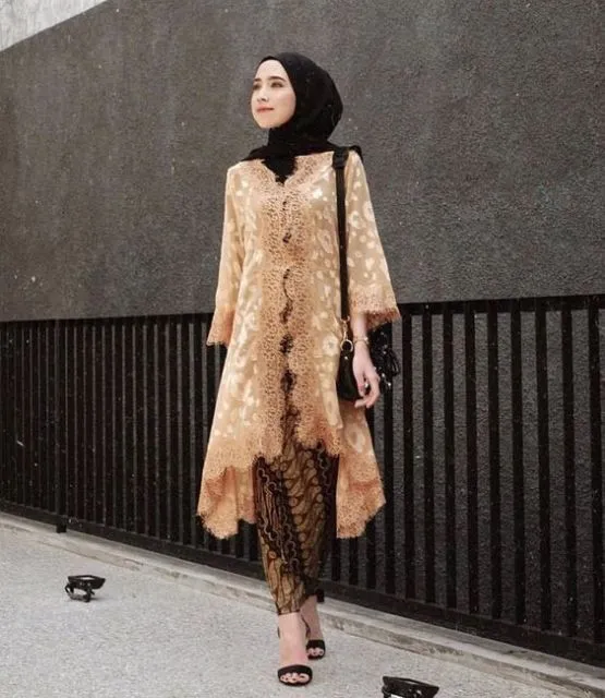 Cantiknya Kebaya Bernuansa Cokelat Berbahan Kombinasi. Simpel tapi Terlihat 'Mahal'! 11