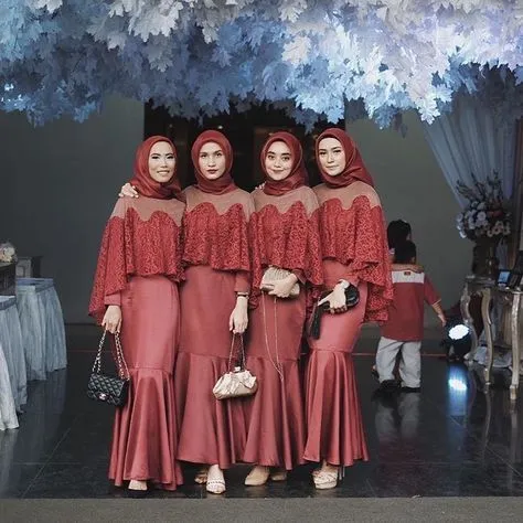 Jarang Dilirik Padahal Cantik, Ini 9 Bukti Kalau Kebaya Warna Merah Nggak Kalah Menawan! 17