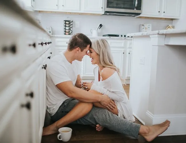 7 Foto Kehamilan Bergaya Santai yang Bisa Mama Lakukan di Rumah. Modal Kamera Sendiri, Bisa~ 13