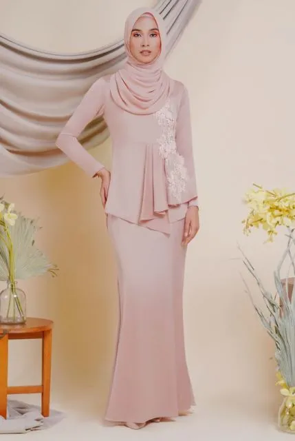 Ampuh Bikin Postur Tubuh Terlihat Tinggi, Ini Pesona Kebaya Rampel yang Super Cantik! 6