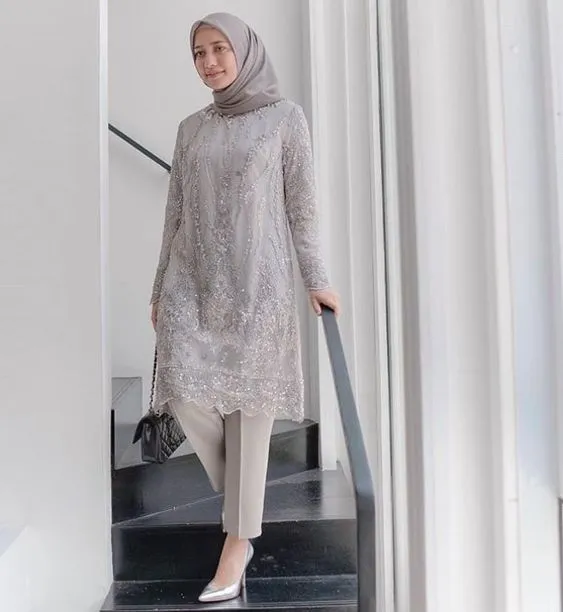 Selain Jarik, Ini 4 Alternatif Bawahan yang Nggak Kalah Elegan Buat Pasangan Kebaya! 5