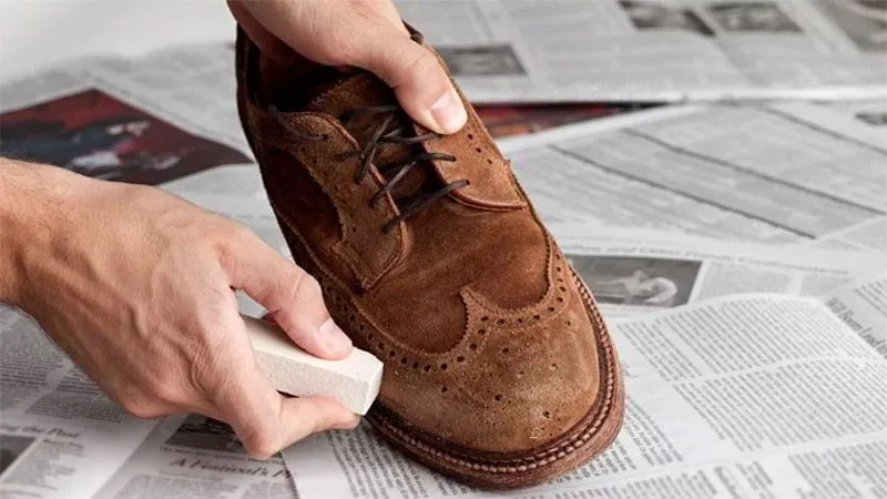 Teknik Cuci Sepatu Manual yang Nggak Asal Sikat Saja. Beda Material, Beda Juga Perlakuannya 7