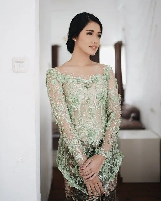 Cerahnya Nggak Norak, Ini Kumpulan Kebaya Biru dan Hijau yang Manis dan Feminin! 12