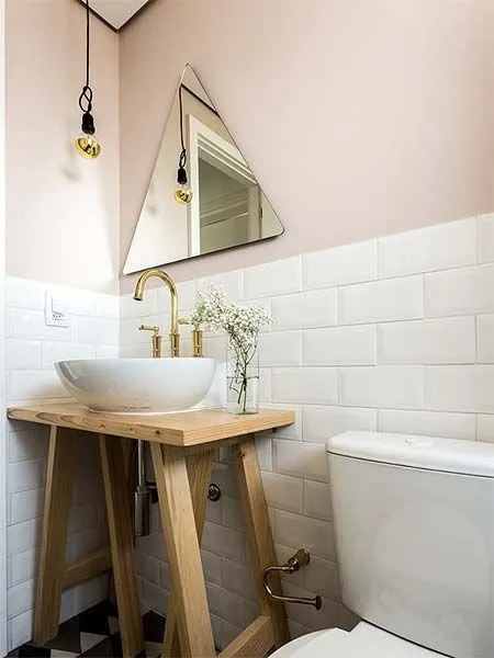 Desain Kamar Mandi Kecil di Dalam Kamar Tidur yang Tampak Lega, Meski Ukurannya Cuma 2x1 Saja 23