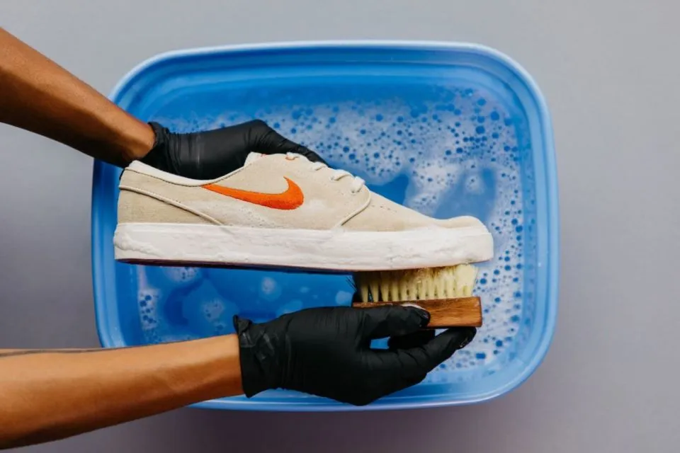 Teknik Cuci Sepatu Manual yang Nggak Asal Sikat Saja. Beda Material, Beda Juga Perlakuannya 6