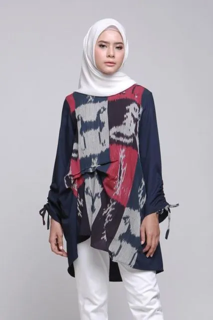 Bikin Efek Jenjang, Ini Rekomendasi Tunik Motif Batik yang Dijamin Nggak Pasaran! 11