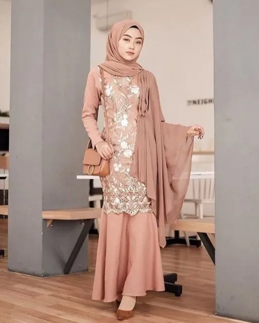 Cantiknya Kebaya Bernuansa Cokelat Berbahan Kombinasi. Simpel tapi Terlihat 'Mahal'! 15