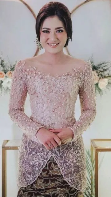 9 Ide Kebaya Lokal Bermotif Bunga 3D; Cantik dan Elegannya Lebih Nyata! 18