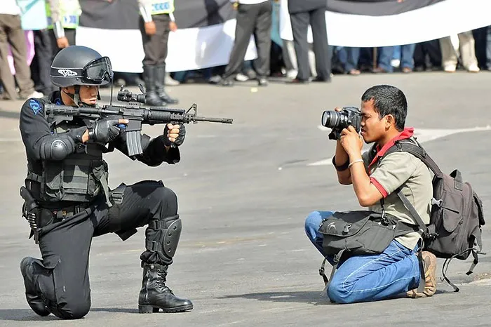 Rela Lakukan Apa Saja demi Pekerjaan, 11 Kekocakan Orang ini Layak Diapresiasi. Totalitas! 21