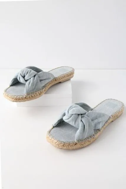 Parade Sandal dan Sepatu Berbahan Jeans yang Kece Abis. Tren Baru Nih! 15
