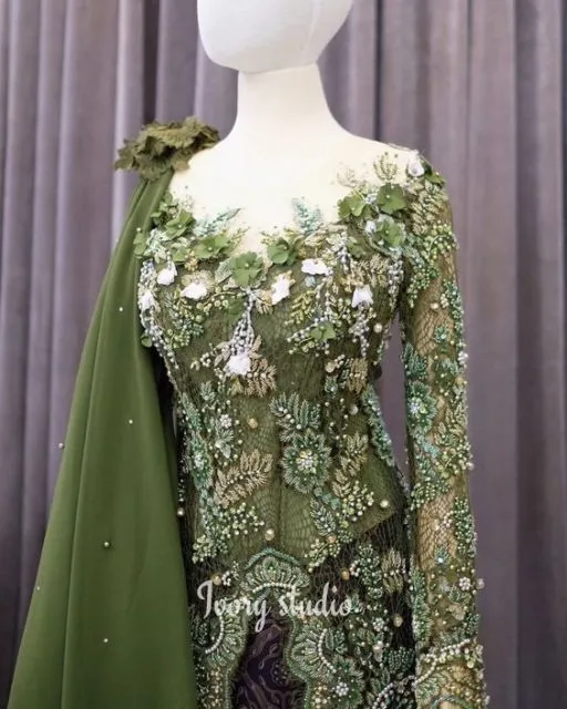 9 Ide Kebaya Lokal Bermotif Bunga 3D; Cantik dan Elegannya Lebih Nyata! 13