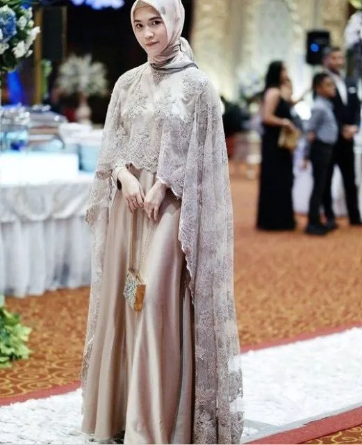 Pesona Kebaya Cape yang Menawan; Solusi Buat Pemilik Lengan dan Dada Besar! 16