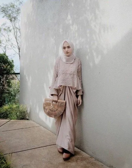Ampuh Bikin Postur Tubuh Terlihat Tinggi, Ini Pesona Kebaya Rampel yang Super Cantik! 9