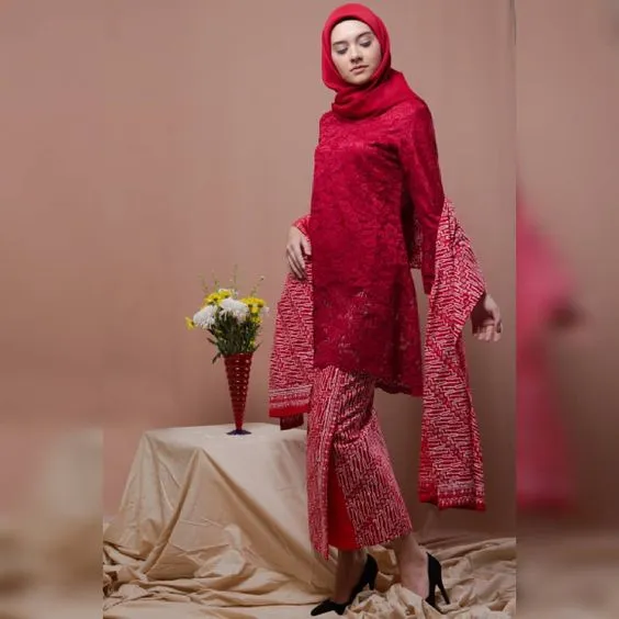 Jarang Dilirik Padahal Cantik, Ini 9 Bukti Kalau Kebaya Warna Merah Nggak Kalah Menawan! 11