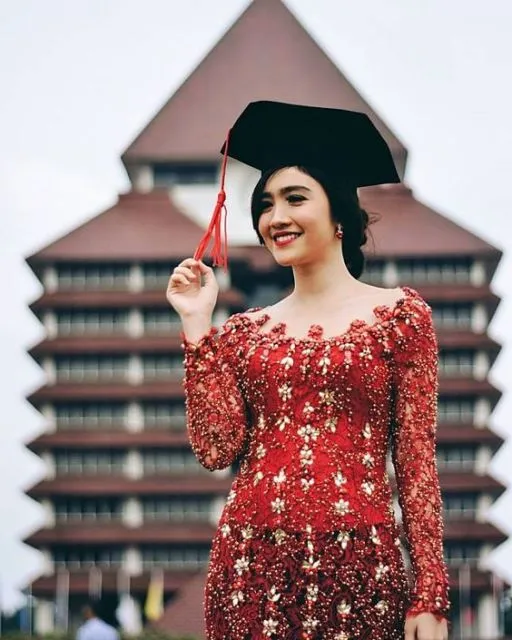 Jarang Dilirik Padahal Cantik, Ini 9 Bukti Kalau Kebaya Warna Merah Nggak Kalah Menawan! 14