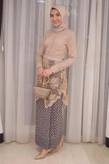 Cantiknya Kebaya Bernuansa Cokelat Berbahan Kombinasi. Simpel tapi Terlihat 'Mahal'! 10