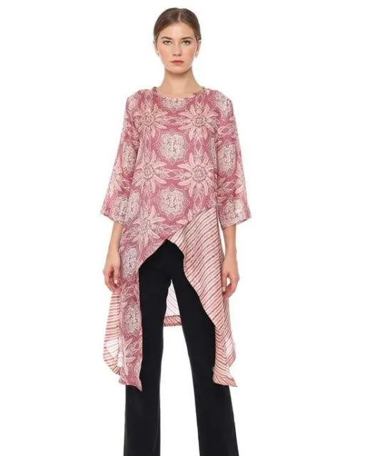 Bikin Efek Jenjang, Ini Rekomendasi Tunik Motif Batik yang Dijamin Nggak Pasaran! 14