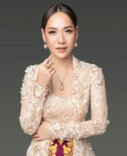 9 Ide Kebaya Lokal Bermotif Bunga 3D; Cantik dan Elegannya Lebih Nyata! 16