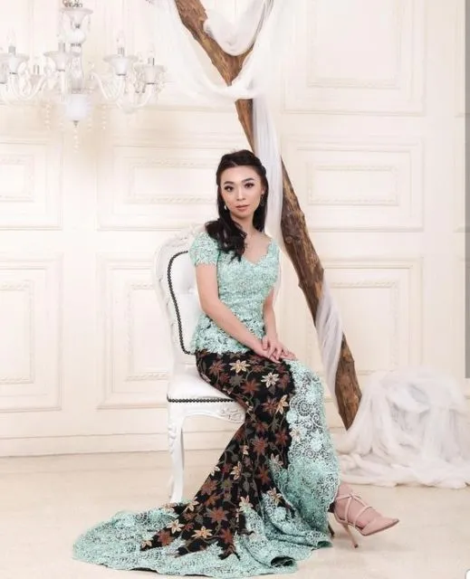 9 Kebaya Percampuran Kain yang Cantik Banget Buat Wisuda Hingga Lamaran. Unik tapi Elegan! 16