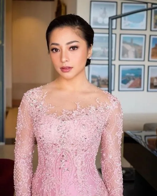 9 Ide Kebaya Lokal Bermotif Bunga 3D; Cantik dan Elegannya Lebih Nyata! 17