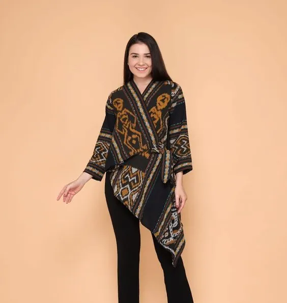 Bikin Efek Jenjang, Ini Rekomendasi Tunik Motif Batik yang Dijamin Nggak Pasaran! 13