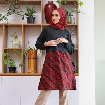 5 Model Blouse Batik Kombinasi Kain Polos. Tetap Santai, Walau Tampil Formal! 7