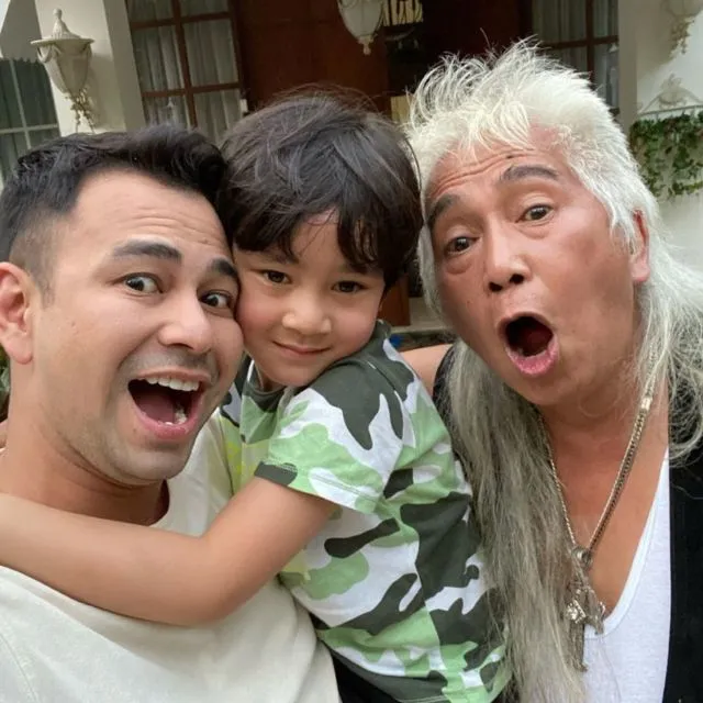 Mengintip Momen Tiga Generasi 10 Selebritis Indonesia dalam Satu Tangkapan Foto 12