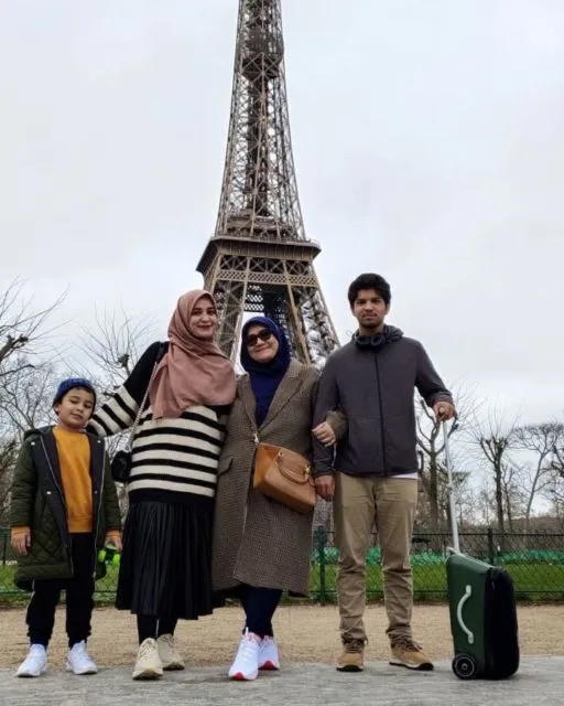 Mengintip Momen Tiga Generasi 10 Selebritis Indonesia dalam Satu Tangkapan Foto 17