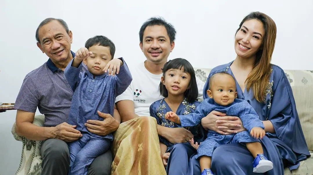 Mengintip Momen Tiga Generasi 10 Selebritis Indonesia dalam Satu Tangkapan Foto 19