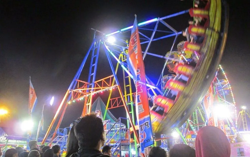 5 Gejolak Rasa yang Muncul Saat Naik Kora-Kora Pasar Malam. Coba Sekali dan Nggak Mau Lagi! 9
