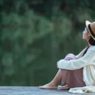 Membalas Curhatmu: Quarter Life Crisis yang Membuat Kehilangan Arah di Usia 20-an