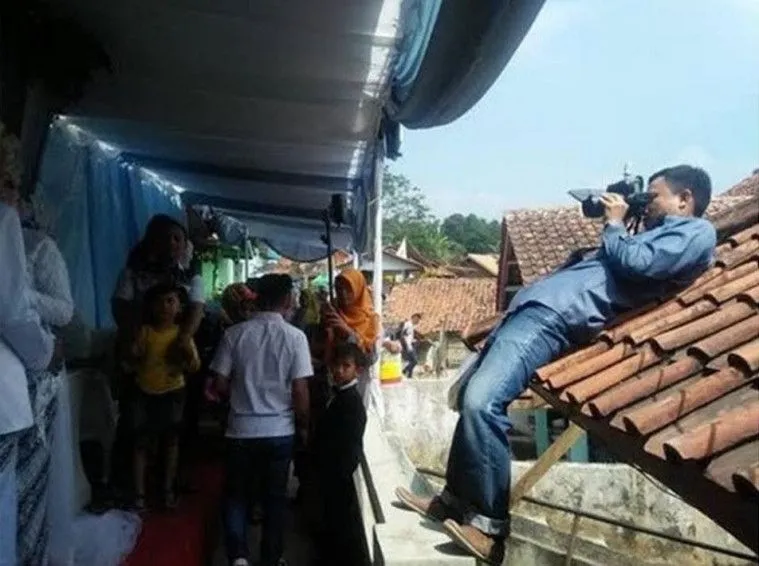 Rela Lakukan Apa Saja demi Pekerjaan, 11 Kekocakan Orang ini Layak Diapresiasi. Totalitas! 20