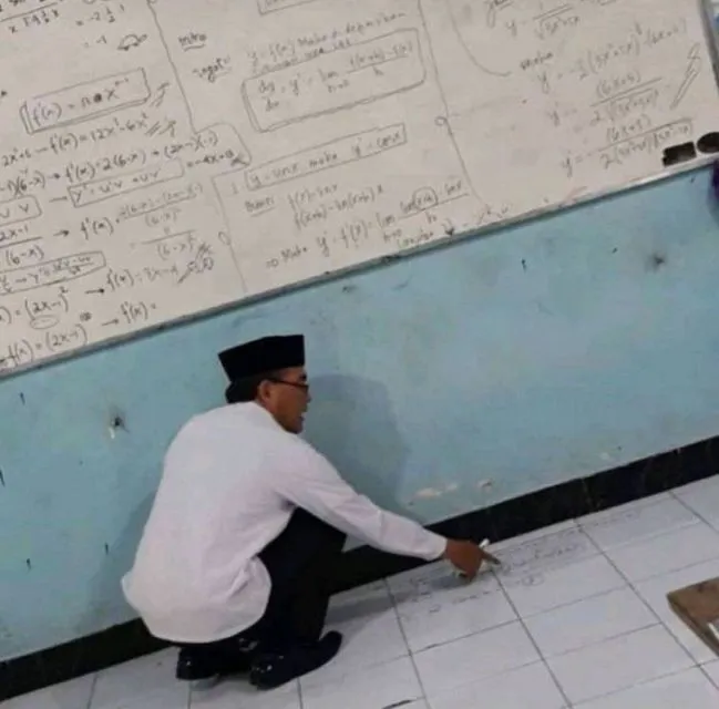 Rela Lakukan Apa Saja demi Pekerjaan, 11 Kekocakan Orang ini Layak Diapresiasi. Totalitas! 18