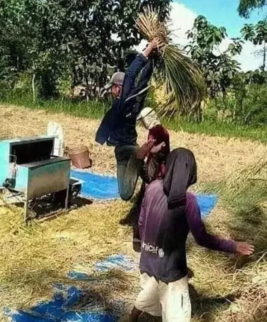Rela Lakukan Apa Saja demi Pekerjaan, 11 Kekocakan Orang ini Layak Diapresiasi. Totalitas! 12