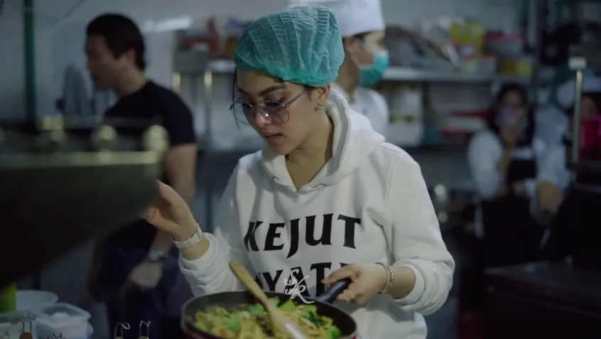 Dari Aurel Hermansyah hingga Nagita Slavina, 10 Artis ini Ternyata Pernah Sekolah Memasak, lo 13