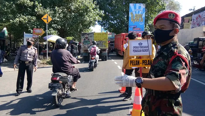 Memberi Kesadaran, ini 5 Hukuman Unik untuk Mereka yang Tak Pakai Masker. Ada Hukuman Nyanyi~ 9