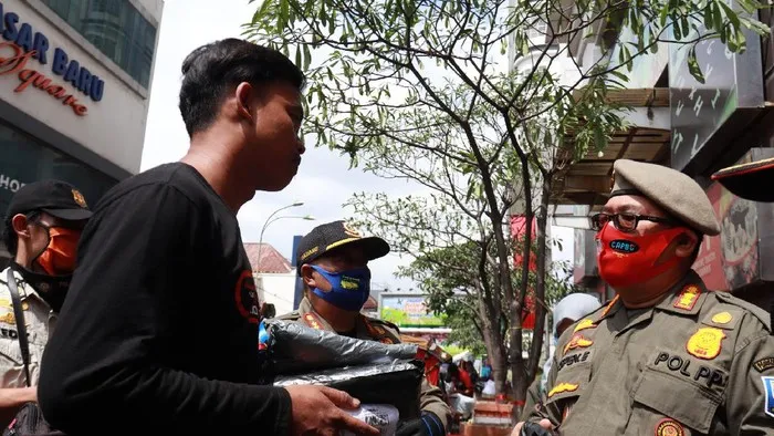 Memberi Kesadaran, ini 5 Hukuman Unik untuk Mereka yang Tak Pakai Masker. Ada Hukuman Nyanyi~ 6