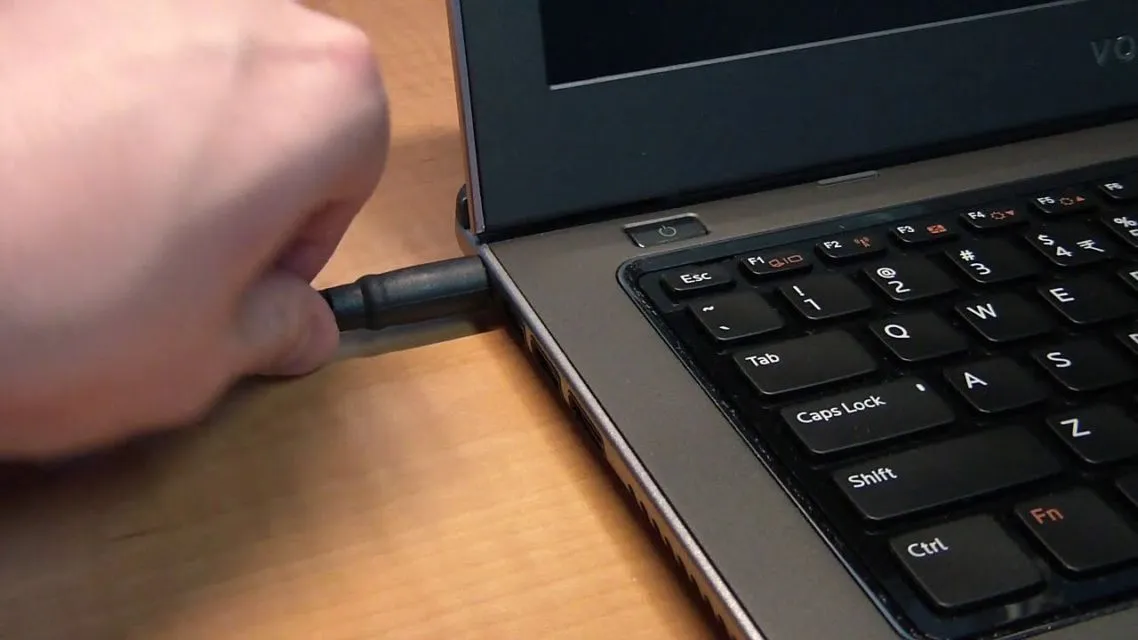 6 Tips Beli Laptop Bekas Tanpa Takut Kena Tipu. Riset Harga dan Cek Spesifikasi itu Harus! 12