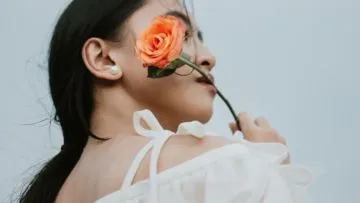 Mencintai Tak Pernah Jadi Usaha yang Sia-sia. Meski Tak Bisa Saling Memiliki Pada Akhirnya