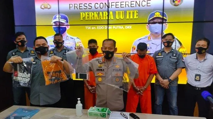 Bikin Video Prank Daging Kurban Isi Sampah, YouTuber Edo Putra Ditangkap. Terancam 10 Tahun Penjara! 6