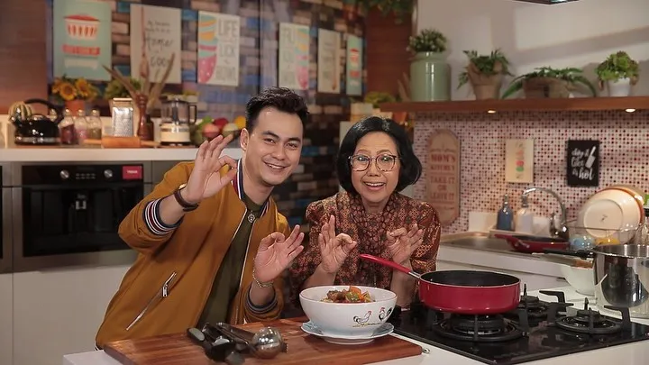 Bikin Gempar akan Gantung Panci, Legenda Kuliner ini Ternyata Sedang Bintangi Iklan 6