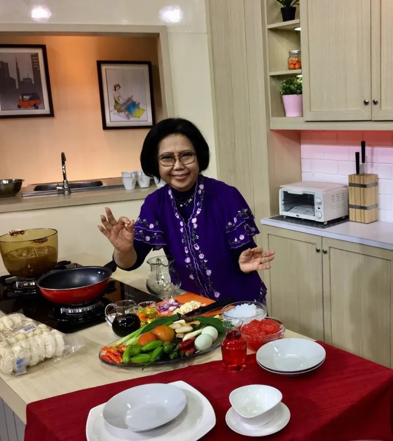 Bikin Gempar akan Gantung Panci, Legenda Kuliner ini Ternyata Sedang Bintangi Iklan 8