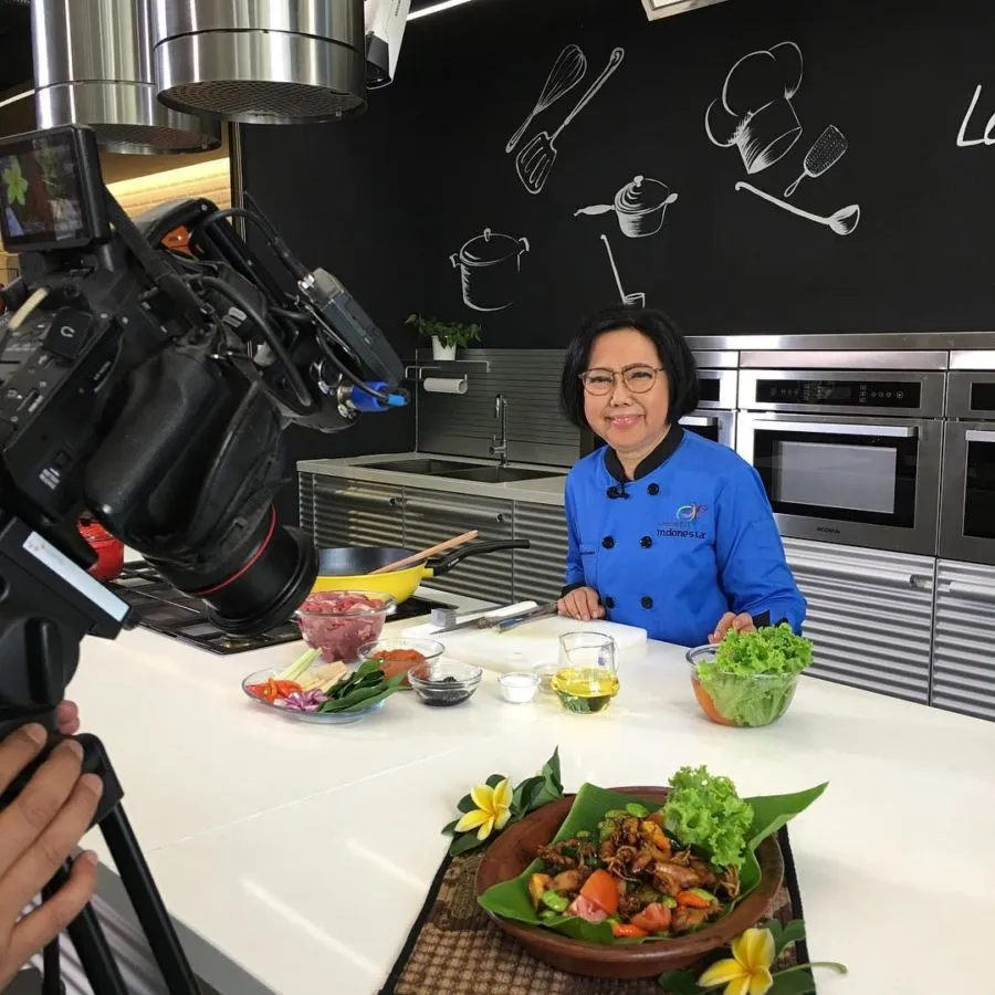 Bikin Gempar akan Gantung Panci, Legenda Kuliner ini Ternyata Sedang Bintangi Iklan 9