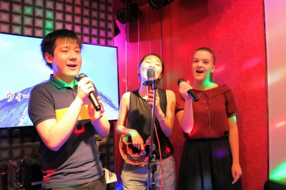 Gambaran Kocak Orang yang Nggak Bisa Nyanyi Ketika Karaokean. Tetep Minder di Depan Teman Sendiri 9
