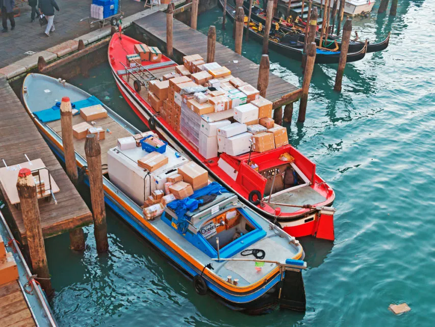 5 Petugas Delivery Paling Unik di Dunia. Ada yang Khusus Antar Pizza ke Hotel Bawah Laut 4